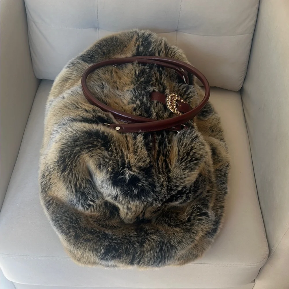 Luxurious Faux Fur Handbag with Brown Accents - Picture 8 of 9